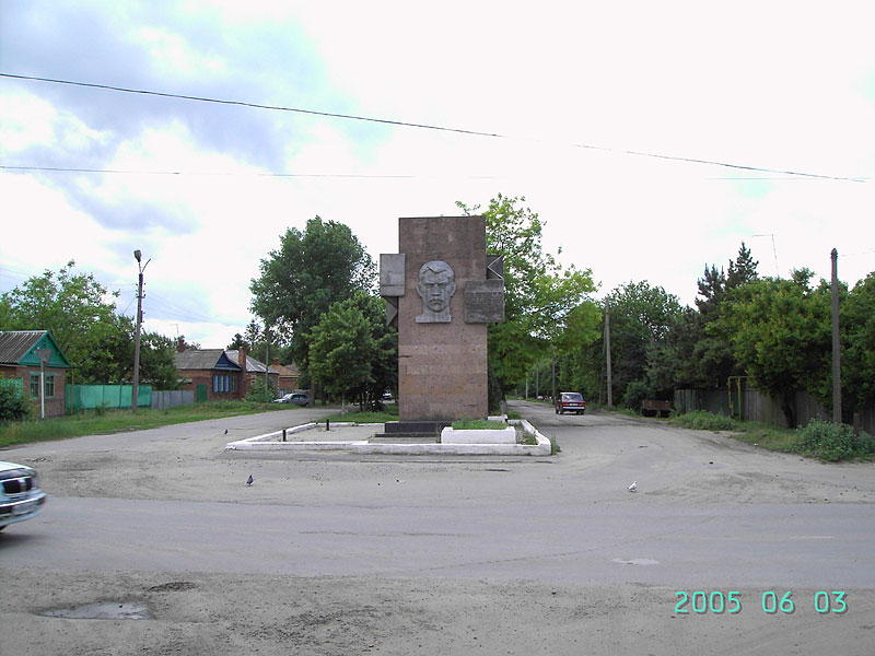 Памятник Топилину. Фото Константиновска